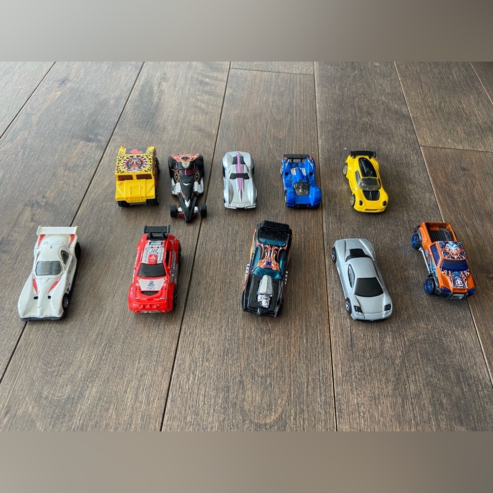 90s/ Walt 2000s hotwheel cars lot‎